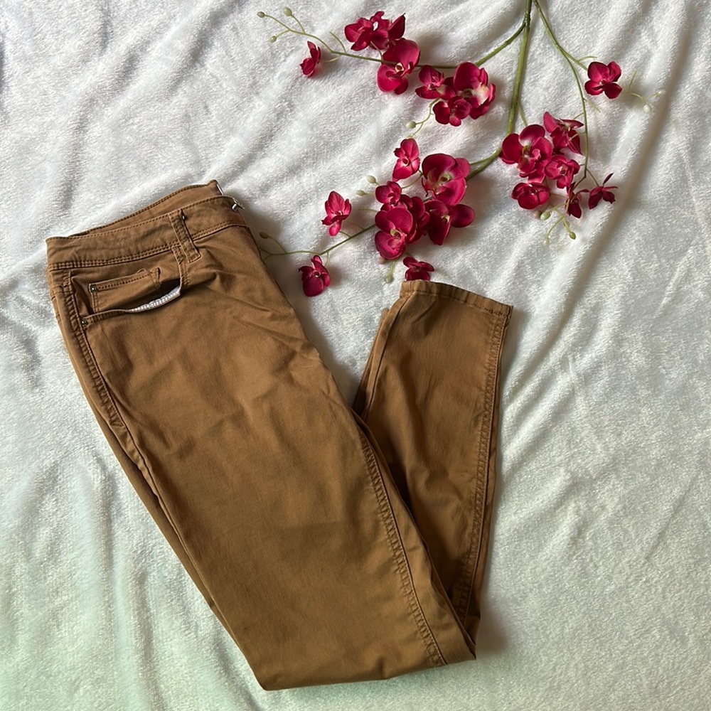 Tan ankle jeans, stretchy.